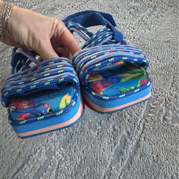 Farm Rio Blue Macaw rainbow Platform Sandals tropical cross cross straps Size 6 - Picture 7 of 12